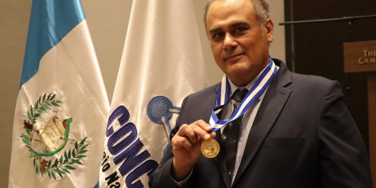 Medalla de Ciencia y Tecnología es entregada a Juan Francisco Pérez Sabino