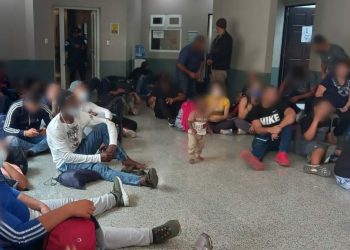 Capturan a piloto de autobús por transportar a 68 migrantes