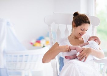 OMS publica su primera lista de 60 recomendaciones para madres tras el parto