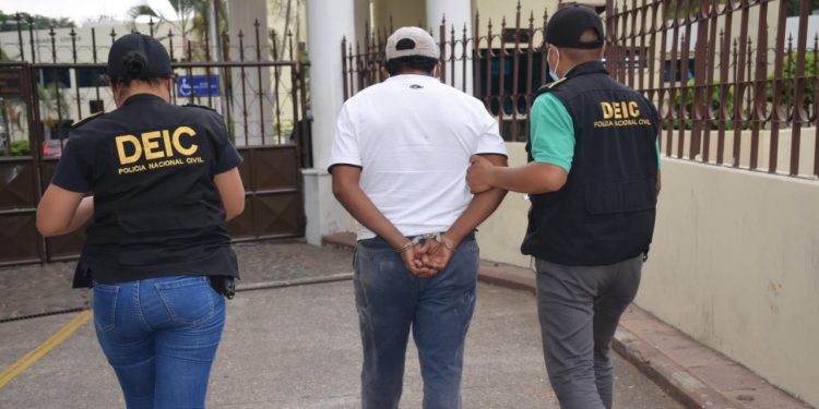 PNC detiene a hombre sindicado de ofrecer citas falsas en Migración