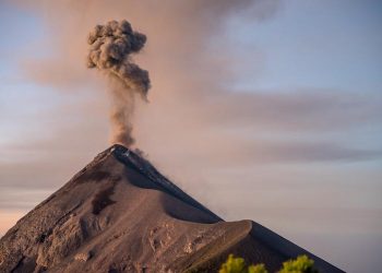 El volcán de Fuego continúa incrementando su actividad