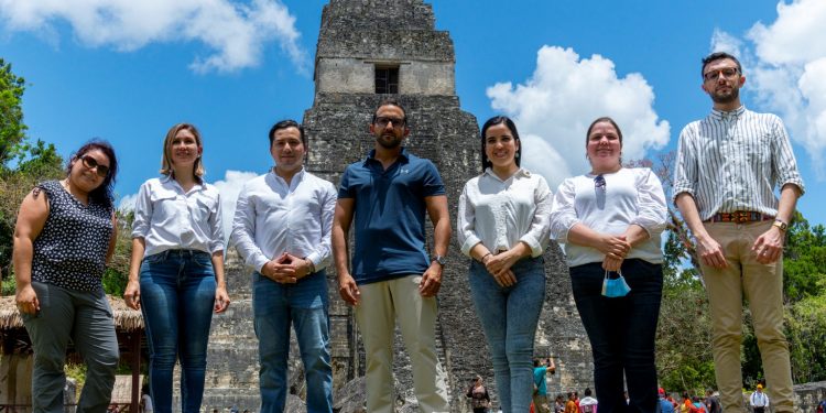 Jeque de Sharjah resalta en Petén potencial turístico del país