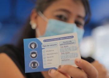Guatemaltecos acuden a puestos de vacunación para combatir la pandemia de COVID-19