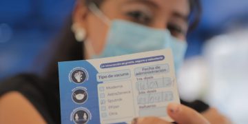 Guatemaltecos acuden a puestos de vacunación para combatir la pandemia de COVID-19