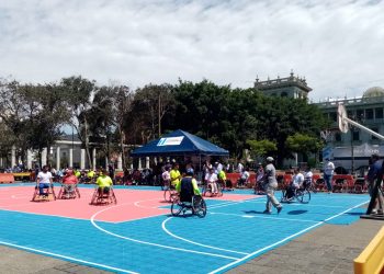 Efectúan torneo recreativo de baloncesto sobre silla de ruedas en la Plaza Central
