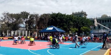 Efectúan torneo recreativo de baloncesto sobre silla de ruedas en la Plaza Central