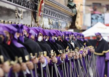 Cortejos procesionales recorren calles y avenidas de la ciudad