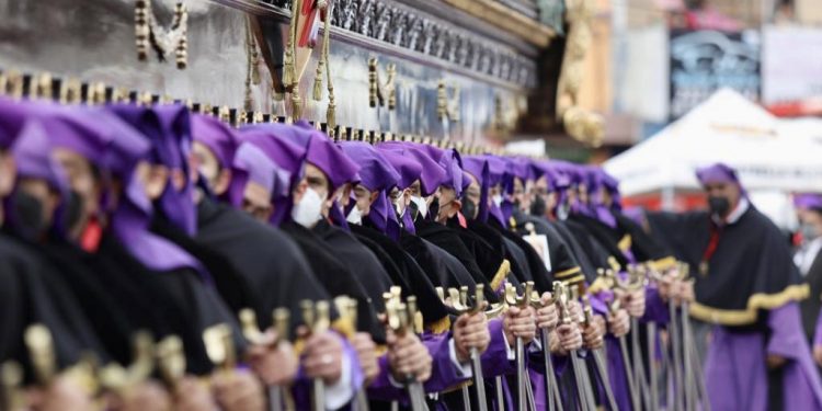 Cortejos procesionales recorren calles y avenidas de la ciudad