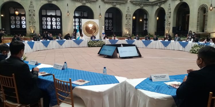 Presidente lideró primera mesa multirreligiosa para promover protección de la vida y la familia