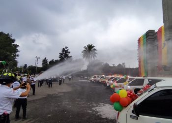 Acto de entrega de las ambulancias a los bomberos.