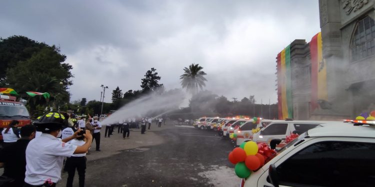 Acto de entrega de las ambulancias a los bomberos.