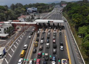 Brindan apoyo a viajeros con carril auxiliar en el peaje Palín, Escuintla