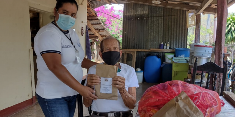 Mis Años Dorados entrega cuarta dotación de alimentos a adultos mayores