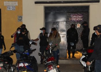 Las personas extranjeras al momento de ser remitidas a Migración.