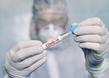 Sigue bajando el número de casos y de muertes por COVID-19