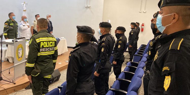 Personal de Fuerzas Especiales Policiales recibe capacitación sobre soporte vital