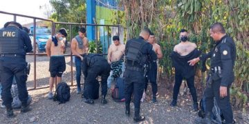 Remiten a Migración a grupo de 25 extranjeros por ingreso irregular al país