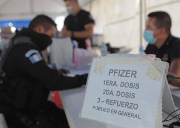 Continúa atención de vacunación e hisopados en la Plaza Central