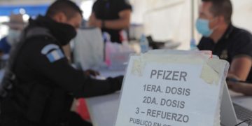 Continúa atención de vacunación e hisopados en la Plaza Central