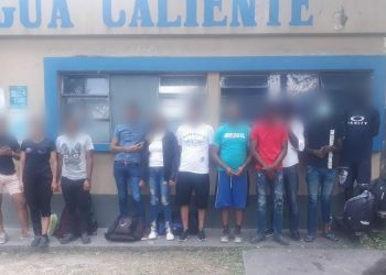 El grupo de migrantes recibió la asistencia humanitaria por parte de las autoridades.