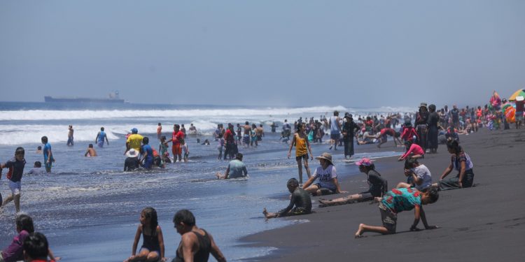 Se registra mayor afluencia de veraneantes en las playas guatemaltecas.