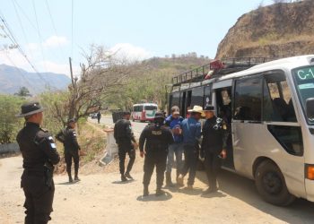 Agentes de la PNC durante operativos de control y seguridad en zonas fronterizas.