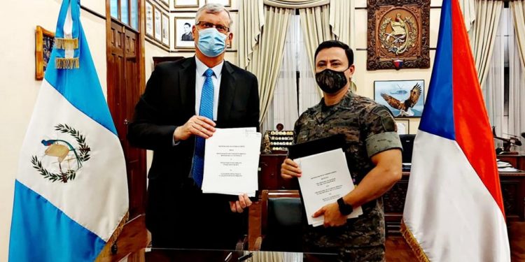 Guatemala y República Checa afianzan alianza para fortalecer capacidades de defensa nacional