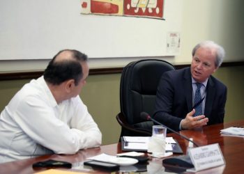 El Director General de operaciones del Banco Mundial, Axel van Trotsenburg, junto al presidente Alejandro Giammattei, durante su visita en Guatemala.