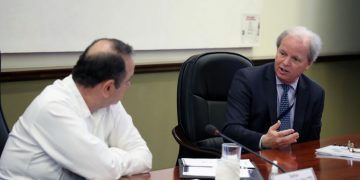 El Director General de operaciones del Banco Mundial, Axel van Trotsenburg, junto al presidente Alejandro Giammattei, durante su visita en Guatemala.