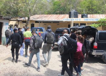 El grupo de migrantes fue asistido por parte de las fuerzas de seguridad.