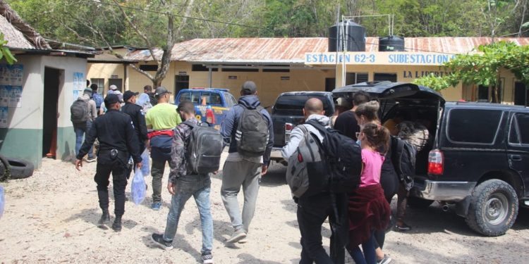 El grupo de migrantes fue asistido por parte de las fuerzas de seguridad.