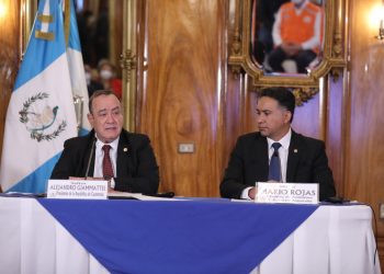 El presidente Alejandro Giammattei y el Ministro de Ambiente Mario Rojas en el lanzamiento de la Estrategia Nacional para el Manejo de Incendios Forestales en Guatemala
