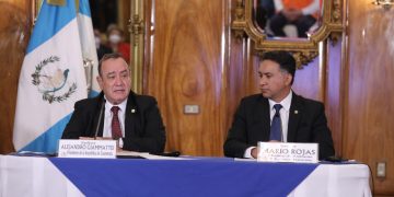 El presidente Alejandro Giammattei y el Ministro de Ambiente Mario Rojas en el lanzamiento de la Estrategia Nacional para el Manejo de Incendios Forestales en Guatemala