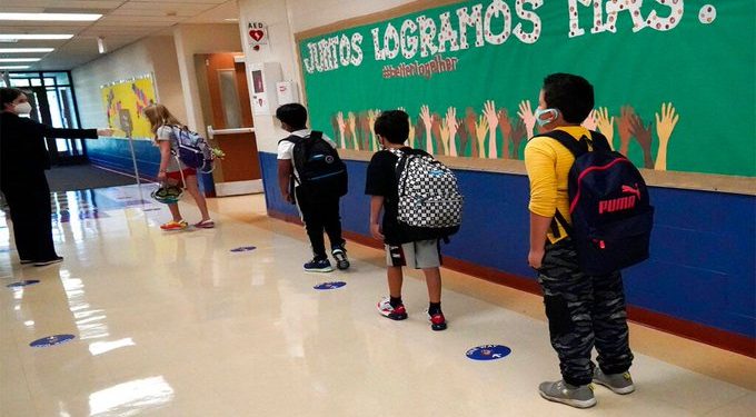 Unesco alerta de que los varones tienen más riesgo de no acabar sus estudios