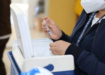 COVID-19: Personal de hospitales nacionales son atendidos con cuarta dosis