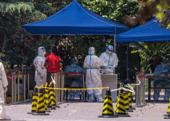 Shanghái lucha contra el peor brote de contagios por COVID-19