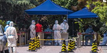 Shanghái lucha contra el peor brote de contagios por COVID-19