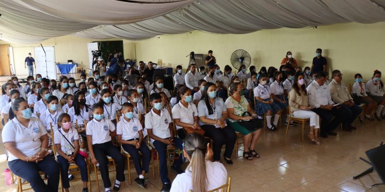 Conmemoran Día Internacional de las Niñas en las TIC
