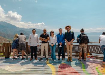 Fahim Bin Sultan Bin Khalid Al Qasimi visita poblaciones alrededor del Lago de Atitlán