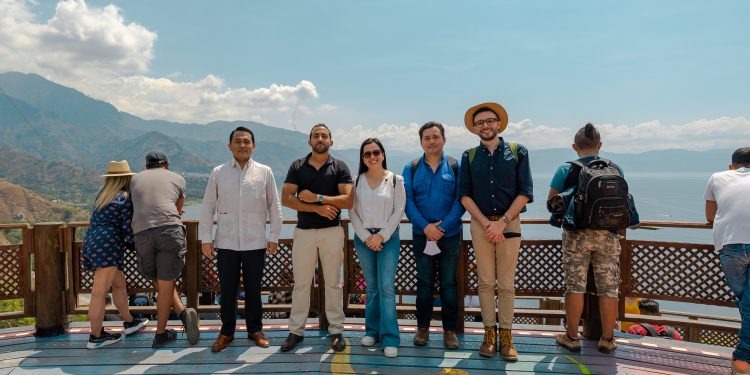 Fahim Bin Sultan Bin Khalid Al Qasimi visita poblaciones alrededor del Lago de Atitlán