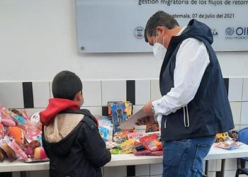 Entregan juguetes a menores retornados