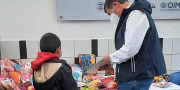 Entregan juguetes a menores retornados