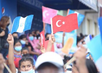 Entregan kits escolares a estudiantes de San Juan Sacatepéquez