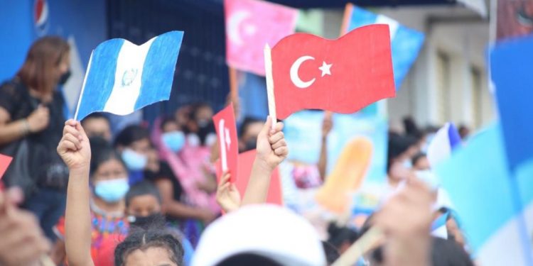 Entregan kits escolares a estudiantes de San Juan Sacatepéquez