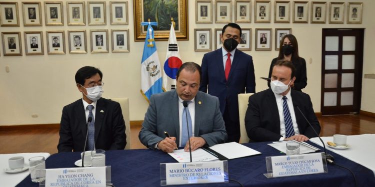 La firma del Memorando se realizo en las instalaciones de CancillerÃ­a guatemalteca.