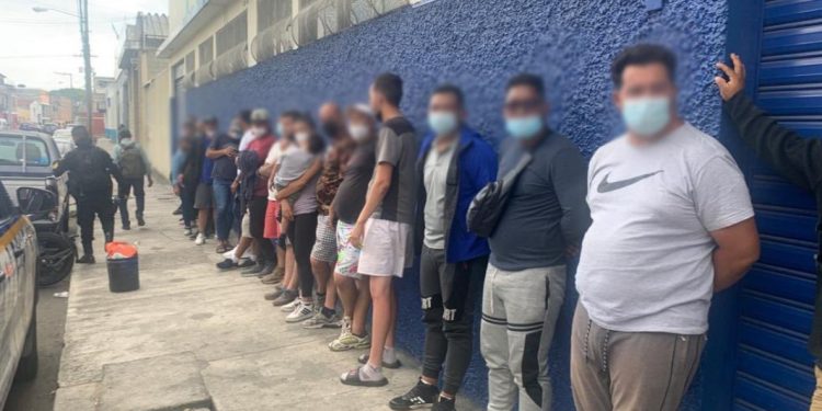 Las fuerzas de seguiridad mantienen controles en puestos fronterizos del país para la detección de migrantes.