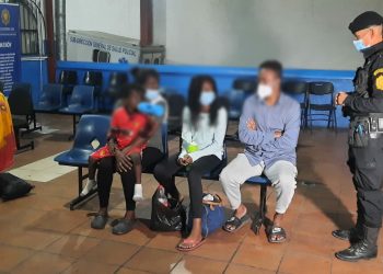 Los agentes rescataron y brindaron apoyo a una familia de migrantes de origen brasileño.