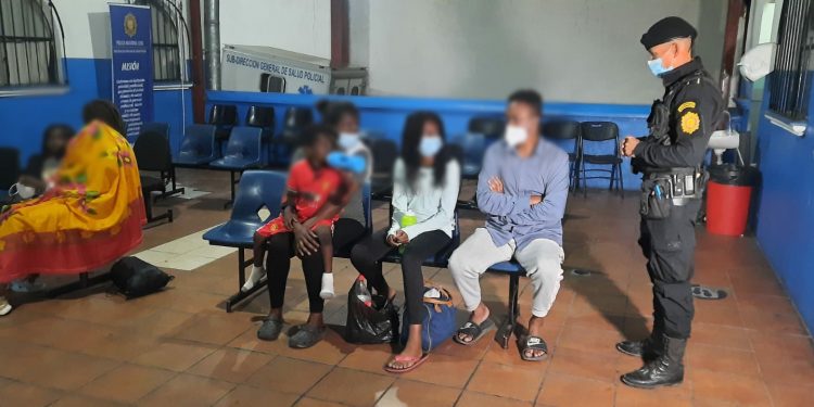 Los agentes rescataron y brindaron apoyo a una familia de migrantes de origen brasileño.