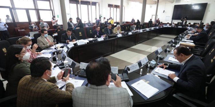 Ministro de Finanzas destaca a jefes de bloque importancia de ahorro en pago de deuda