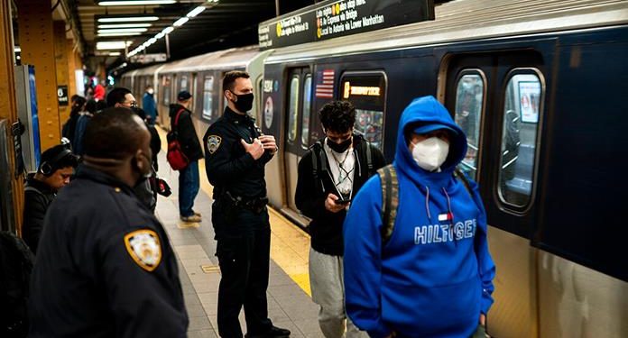 Policía de Nueva York investiga otro tiroteo en el metro, que no dejó heridos